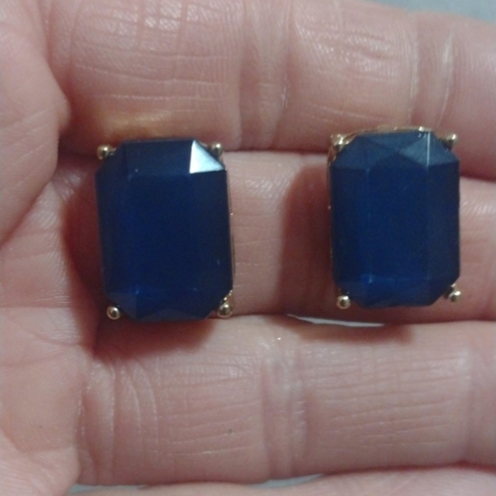 VINTAGE FAUX FACETED BLUE SAPPHIRE GOLD-TONE PRONG SET PUSH BACK .8" EARRINGS - Picture 2 of 9